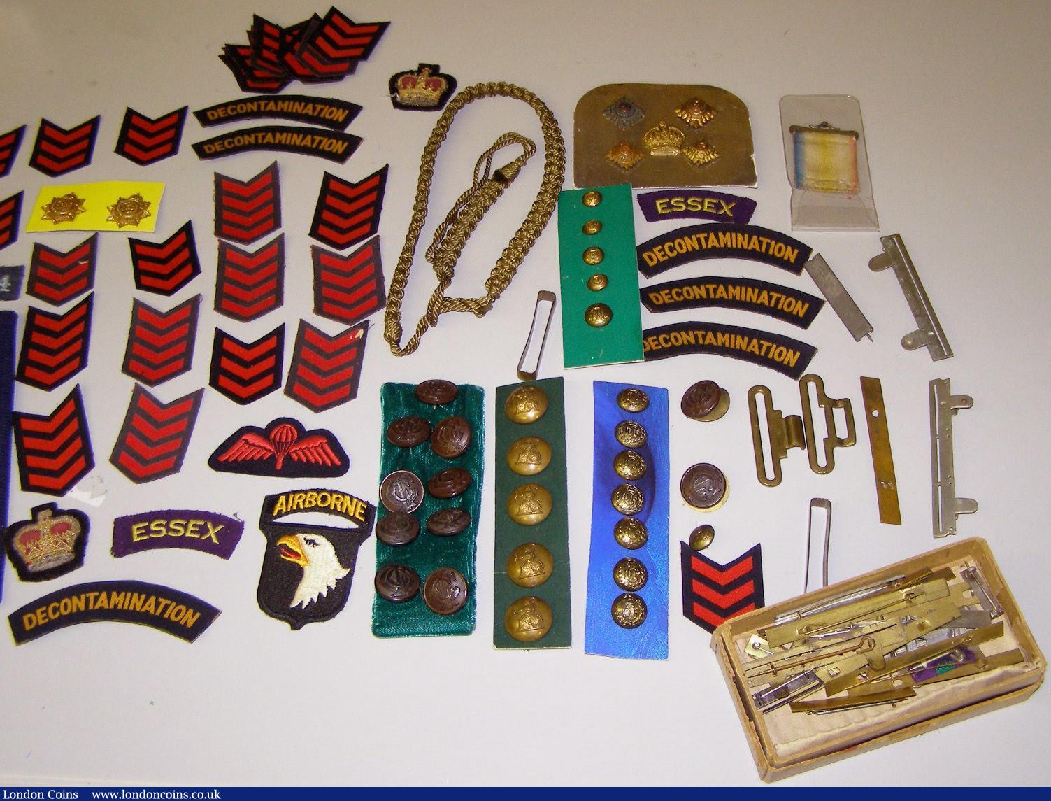 London Coins : A143 : Lot 742 : Militaria, assorted items including: badge & button fittings, military buttons & pips, cloth...