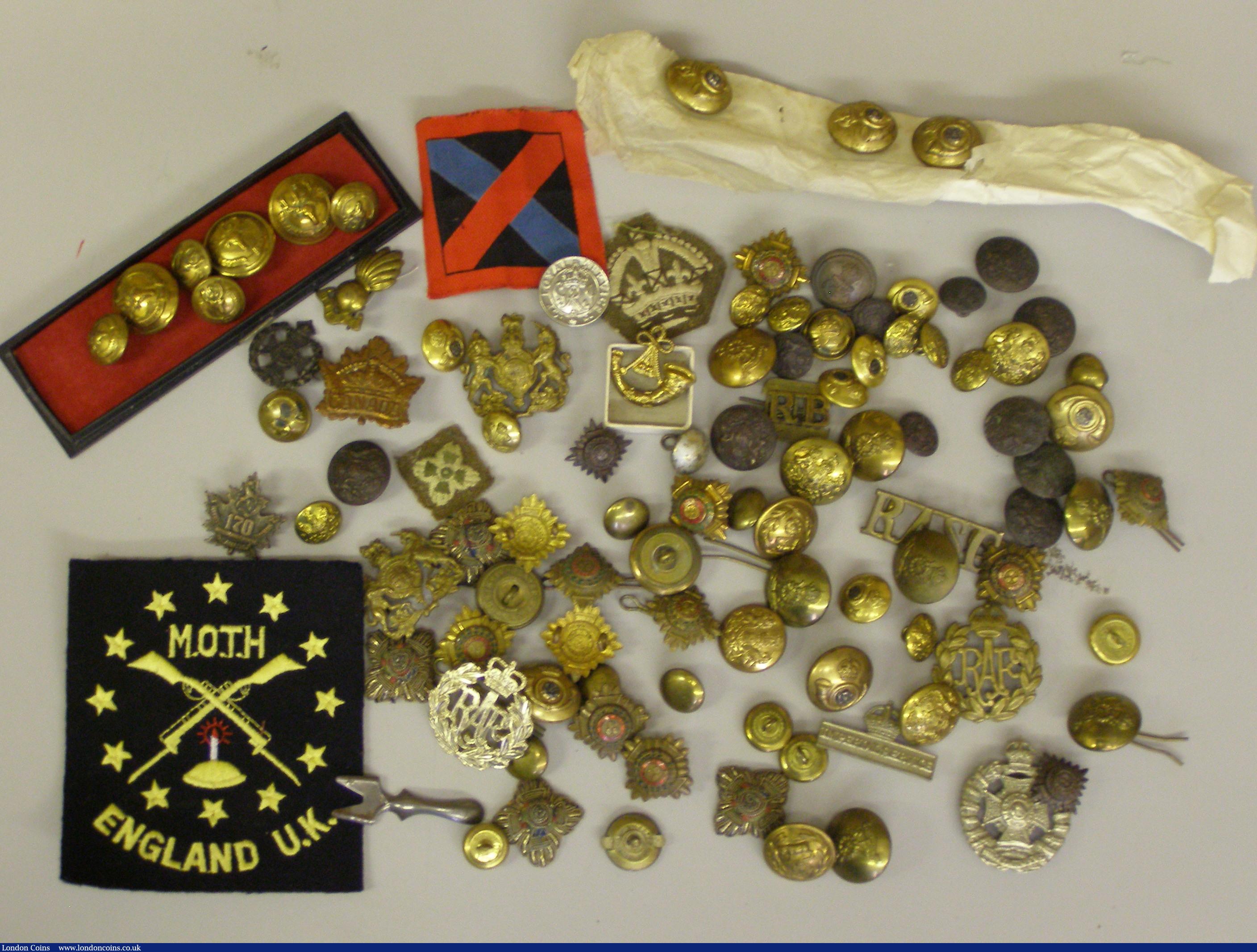 London Coins : A144 : Lot 980 : Military badges, buttons and cloth insignia, mostly British, includes some copies, mixed grades, vie...