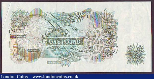 London Coins : A147 : Lot 136 : ERROR &pound;1 O'Brien B281 issued 1970 series H46 641879, missing green print top right corner...